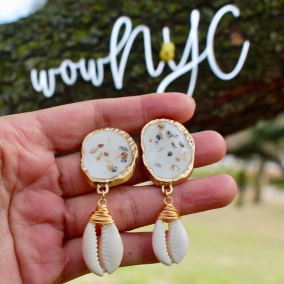 New Gold Crushed Shell Button Shell Drop Earrings - Picture 5 of 11
